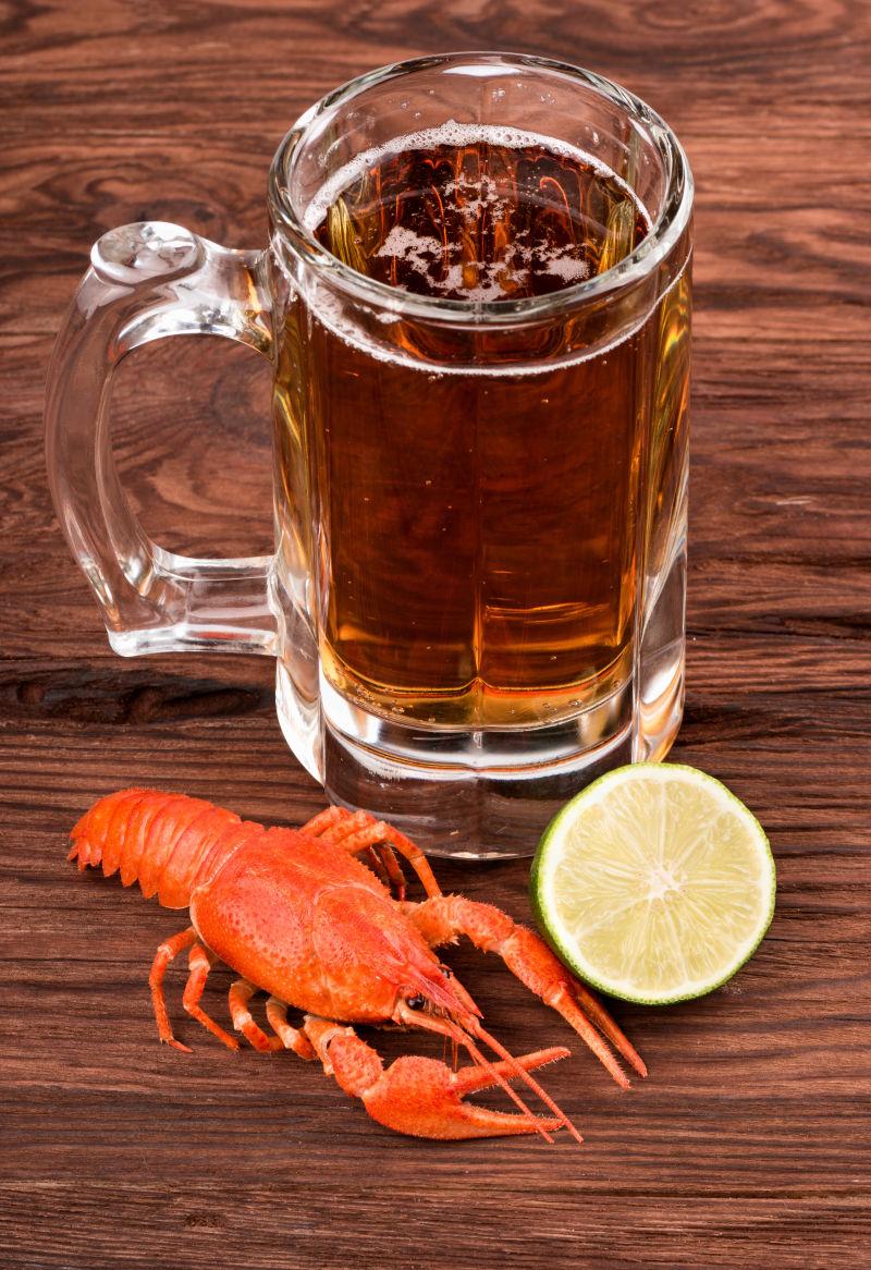 桌子上的小龙虾和一杯啤酒