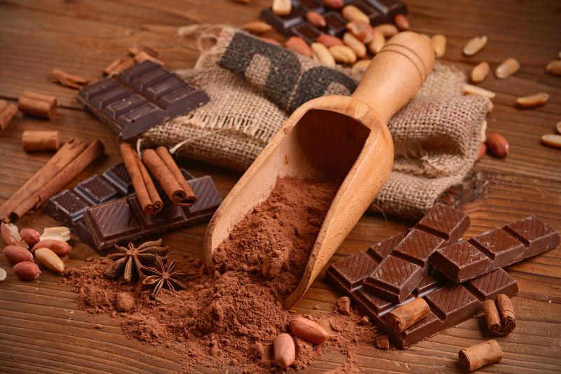 木制桌子上的可可粉和巧克力