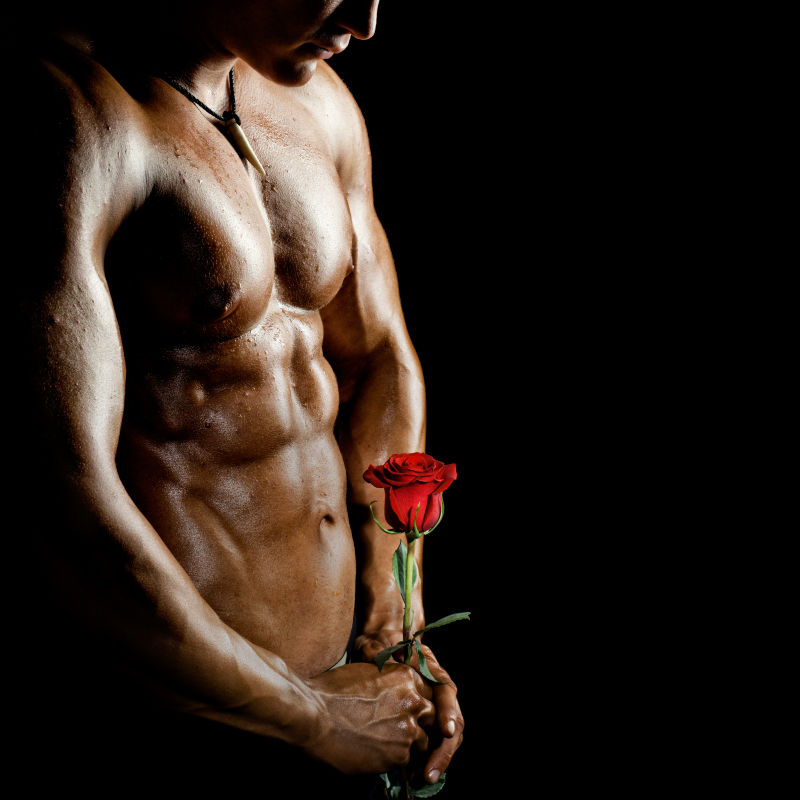 拿着玫瑰的肌肉帅哥