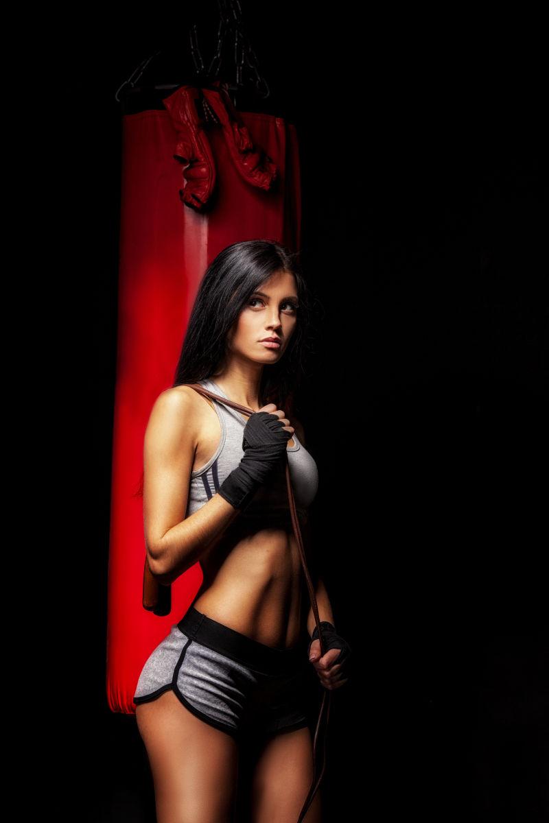 黑暗背景下的女子拳击手