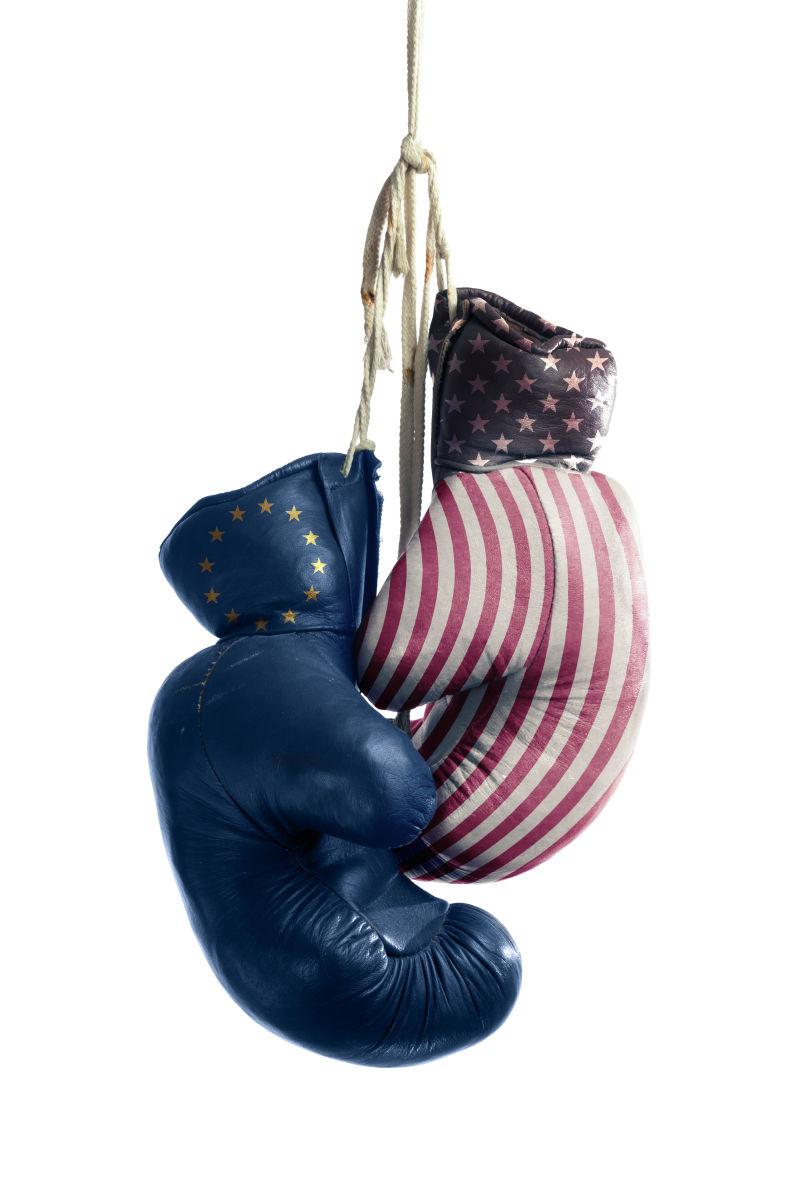 白色背景中代表欧盟和美国的拳击手套