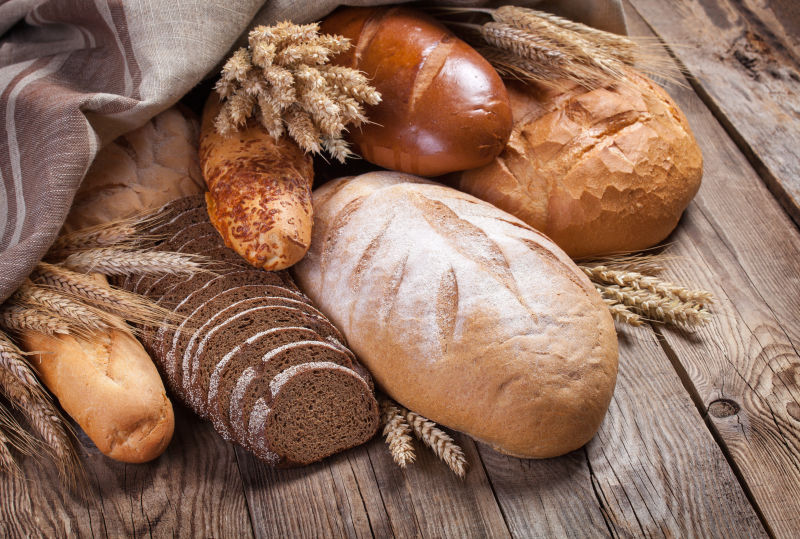 木桌上的面包与小麦
