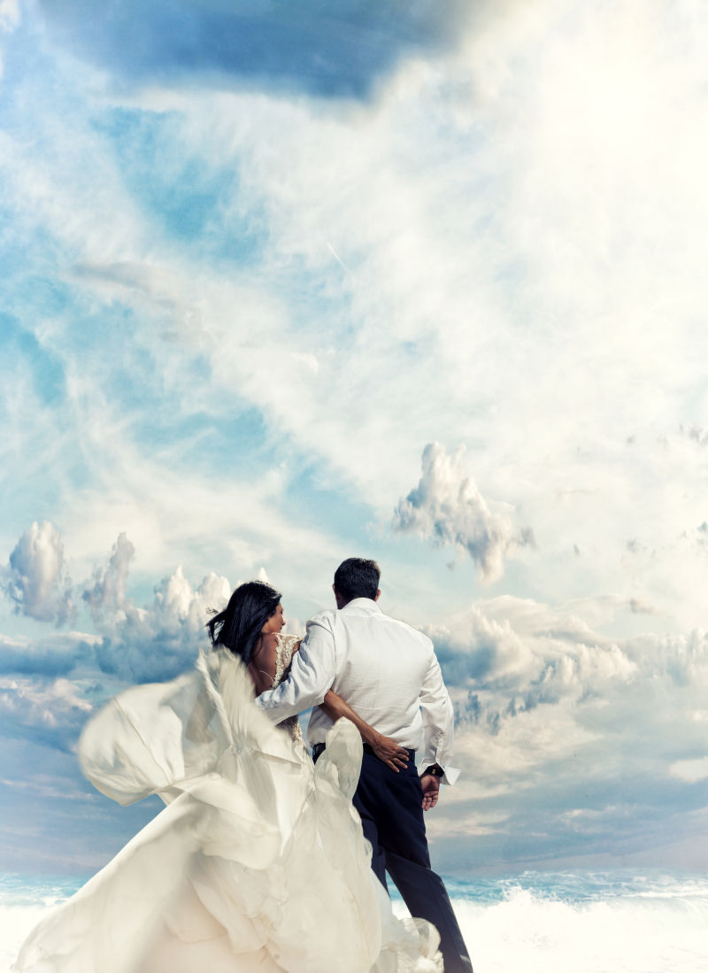 一对新婚夫妇望着天空