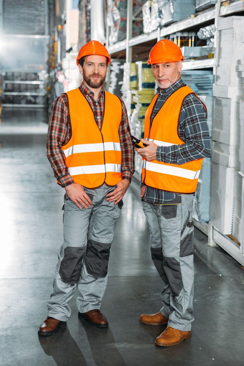 在仓库中站在一起的两名工人