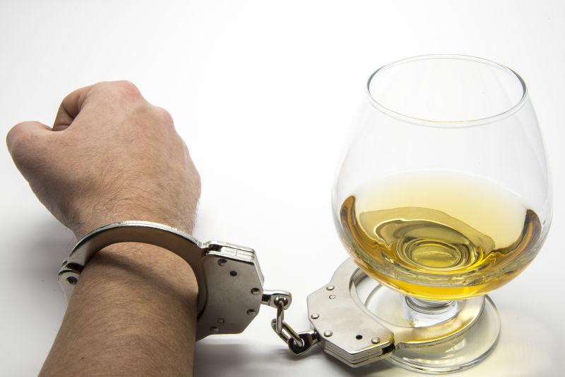 酒精和手铐酒精成瘾概念