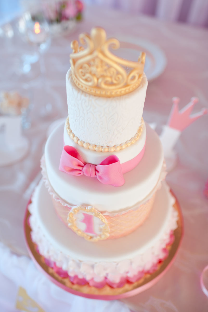 粉色的三层生日蛋糕
