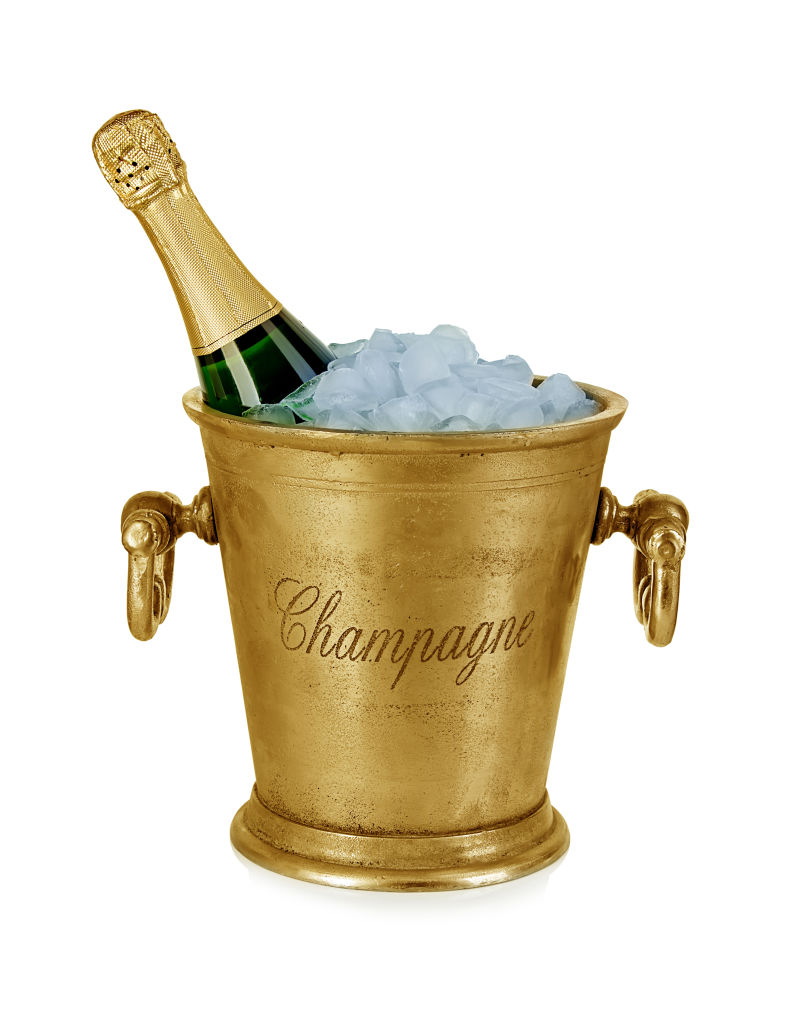 放在冰桶中的香槟
