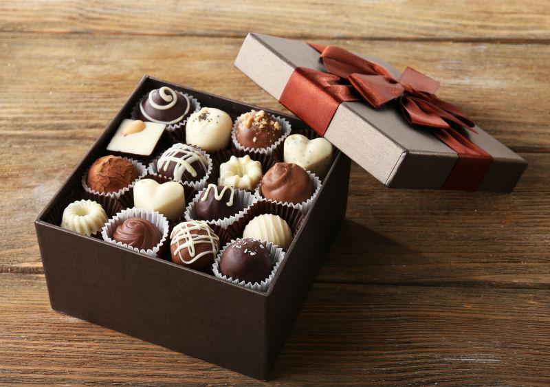 木桌上的巧克力糖果礼盒