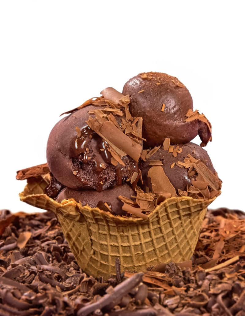 巧克力冰淇淋与碎巧克力屑