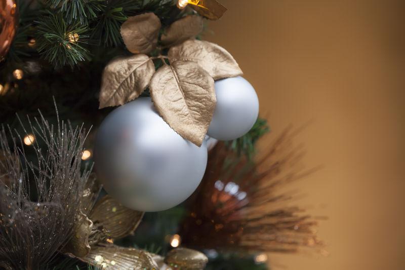 棕色背景中的圣诞树和装饰球
