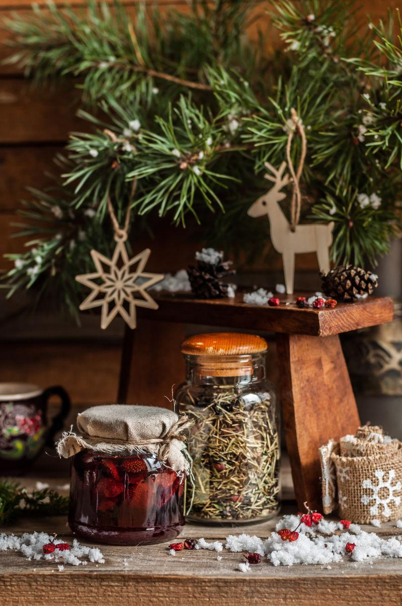 圣诞树背景中的各种罐子