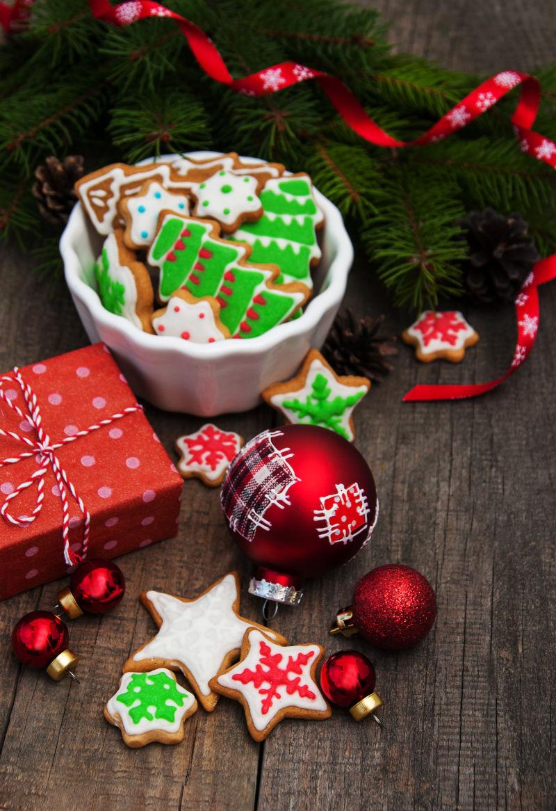 木制背景中的圣诞饼干和装饰品