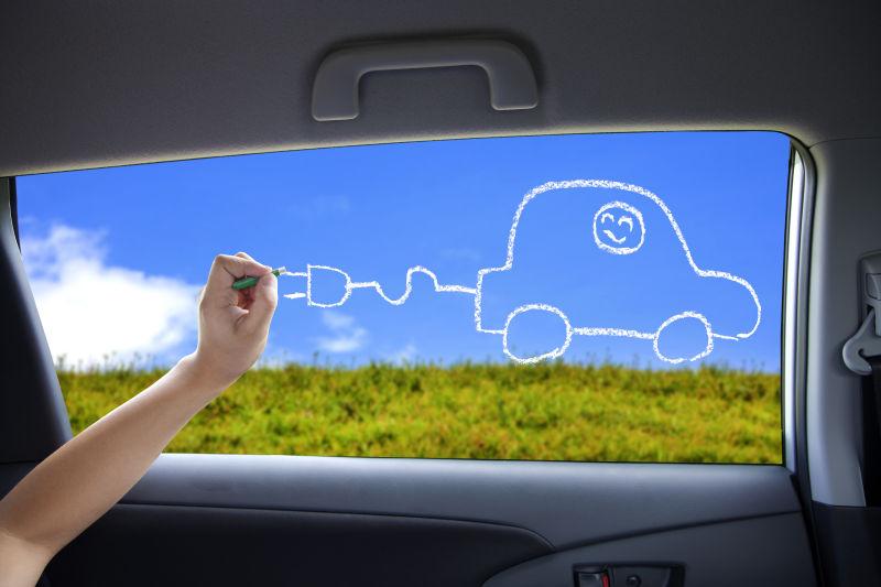 汽车车窗上手绘电动车概念