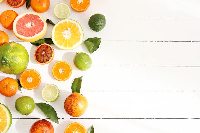白色木板上的柑橘类水果