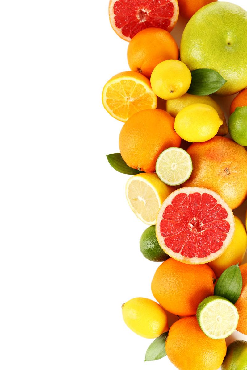 白色背景下的柑橘类水果