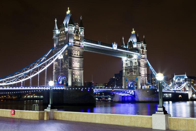 夜景中的伦敦塔桥