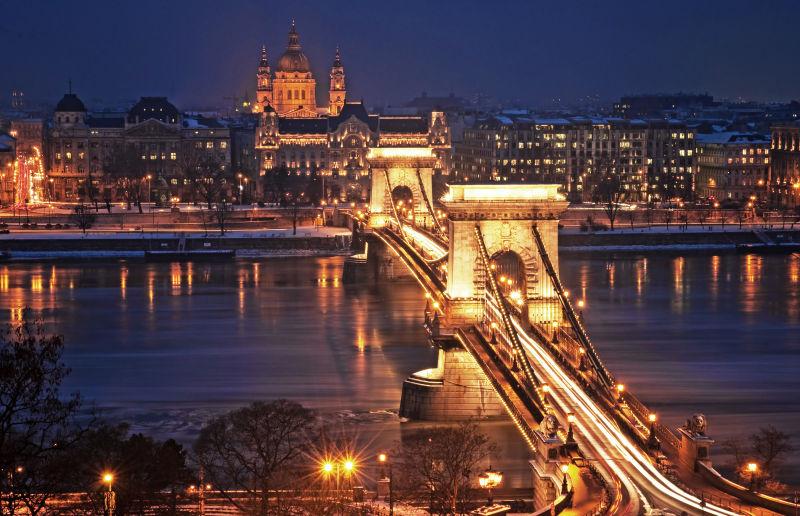夜景中的布达佩斯冬季