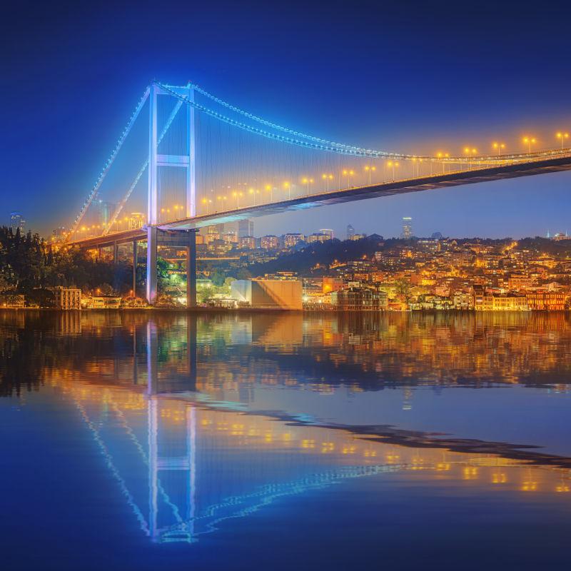 博斯普鲁斯海峡大桥中的美丽夜景