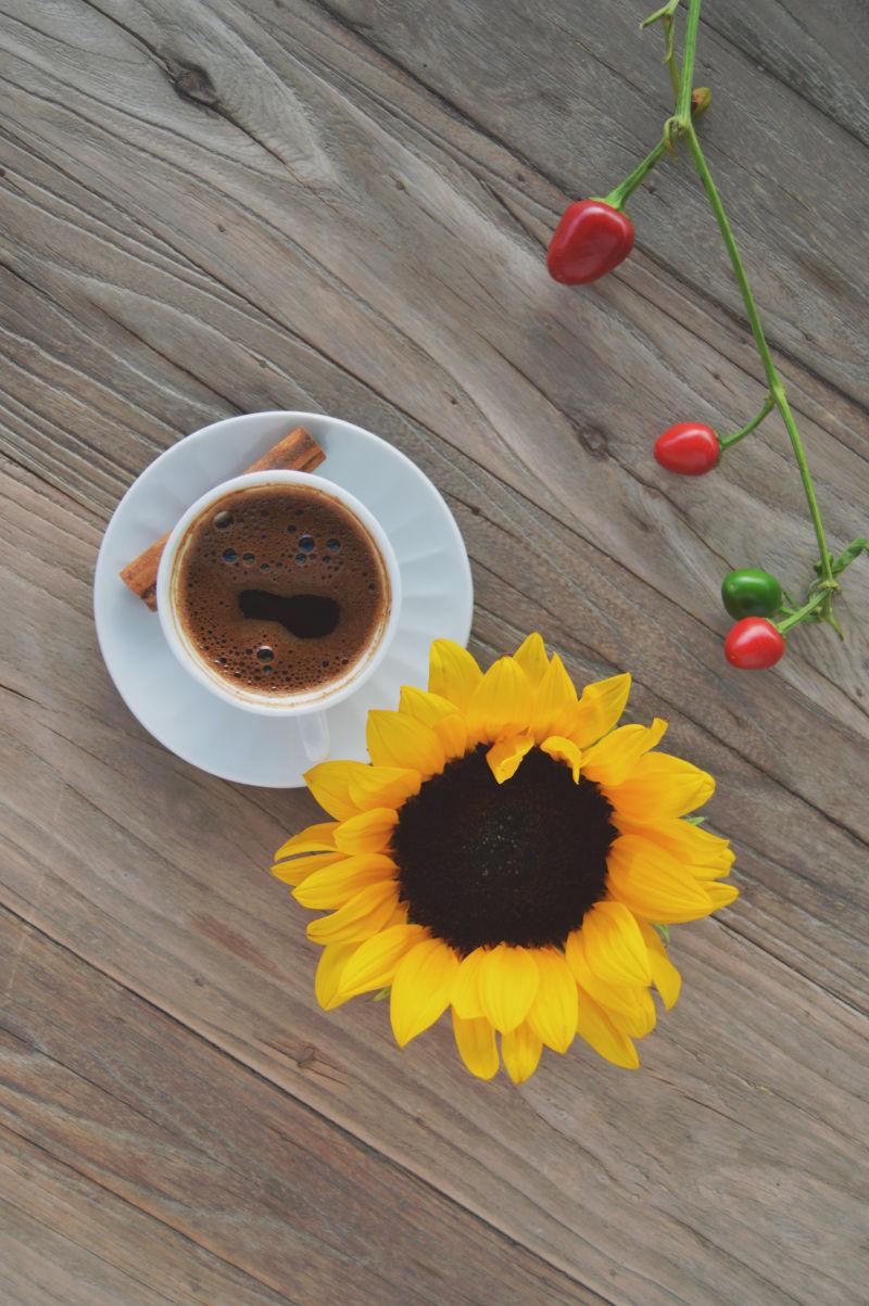 木桌上的咖啡和向日葵