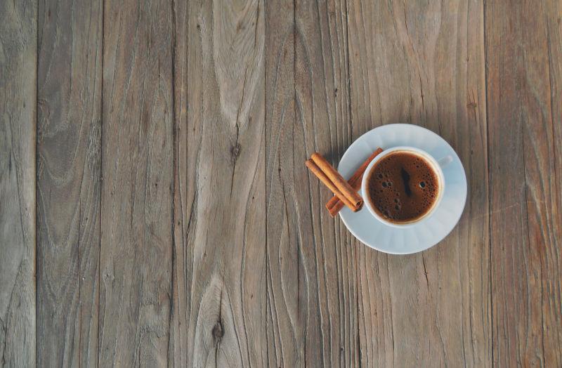 木桌上的咖啡杯和咖啡