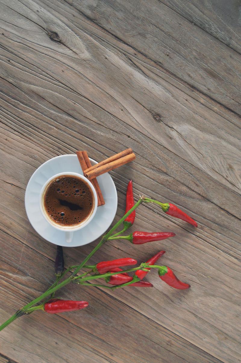 木桌上的咖啡和辣椒