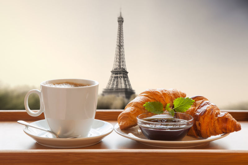 巴黎铁塔背景上的咖啡与面包