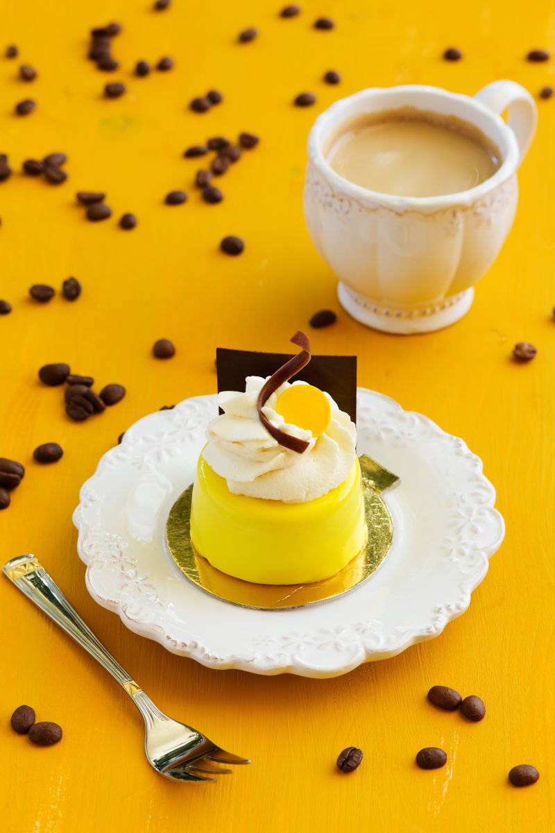 巧克力蛋糕和咖啡在黄色背景上