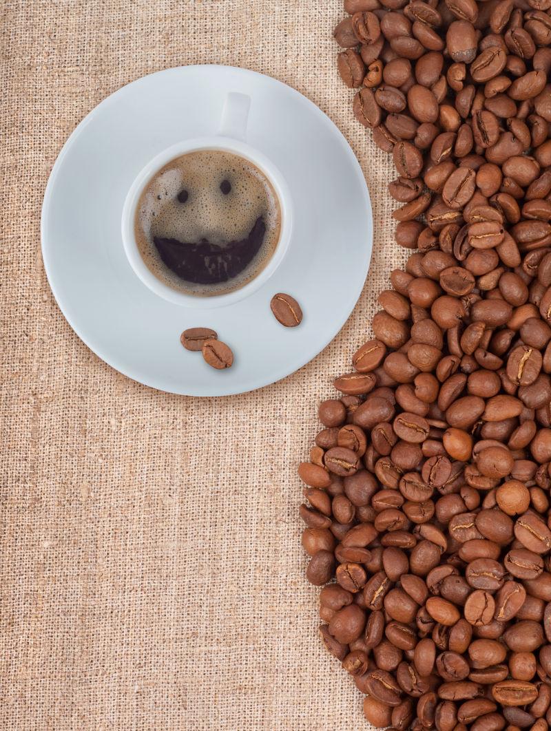 咖啡豆和笑脸咖啡