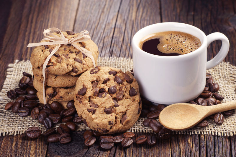 一杯热咖啡和巧克力饼干