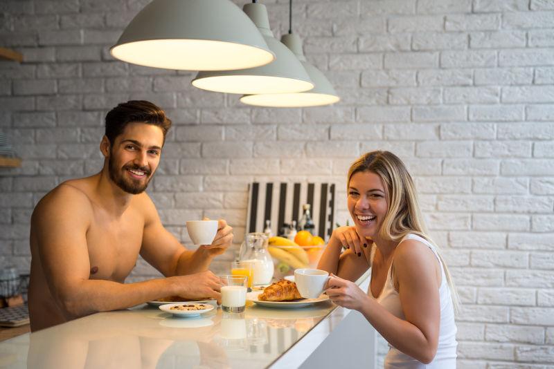 夫妻俩一起享受厨房里的早晨咖啡