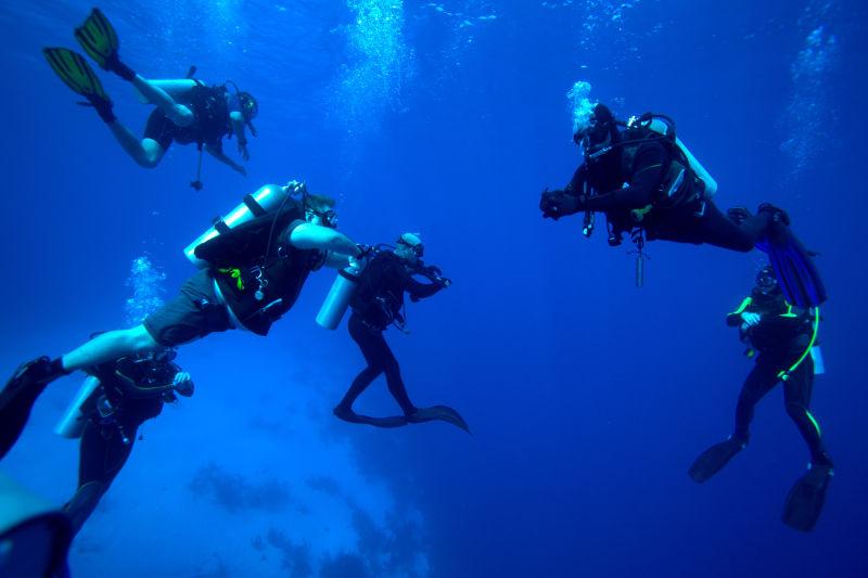 水下集合的潜水员们