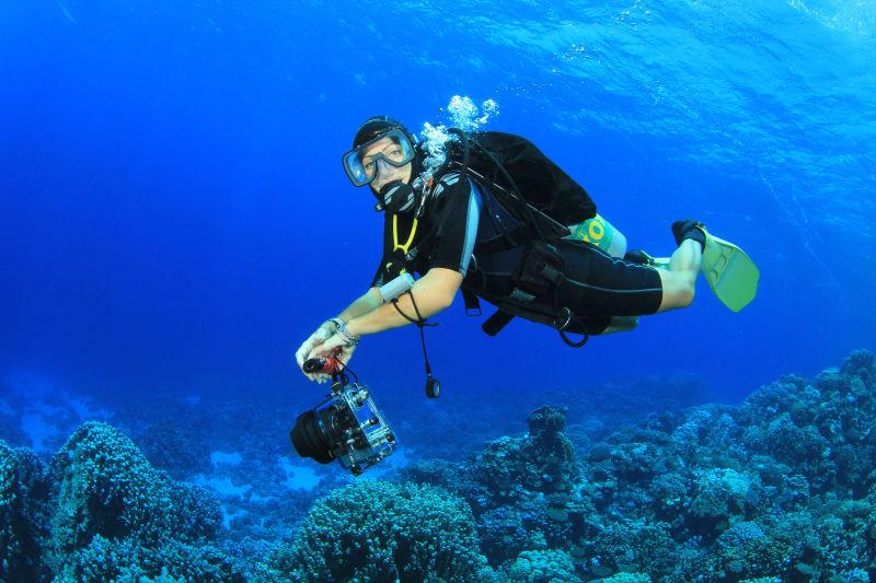 潜水员探索珊瑚礁