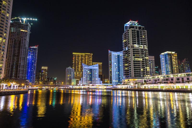 迪拜码头在一个夏天的夜晚风景