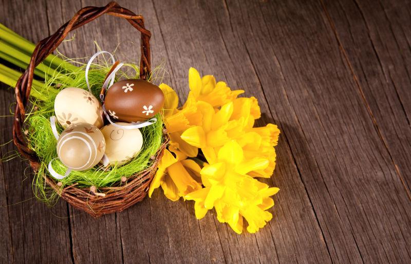 竹篮中各色的复活节彩蛋