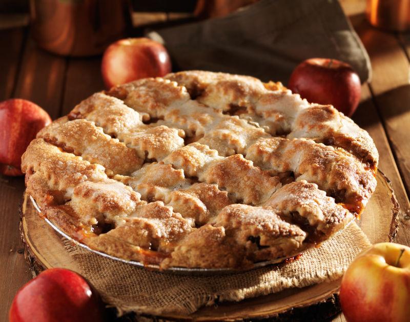桌子上美味的苹果馅饼