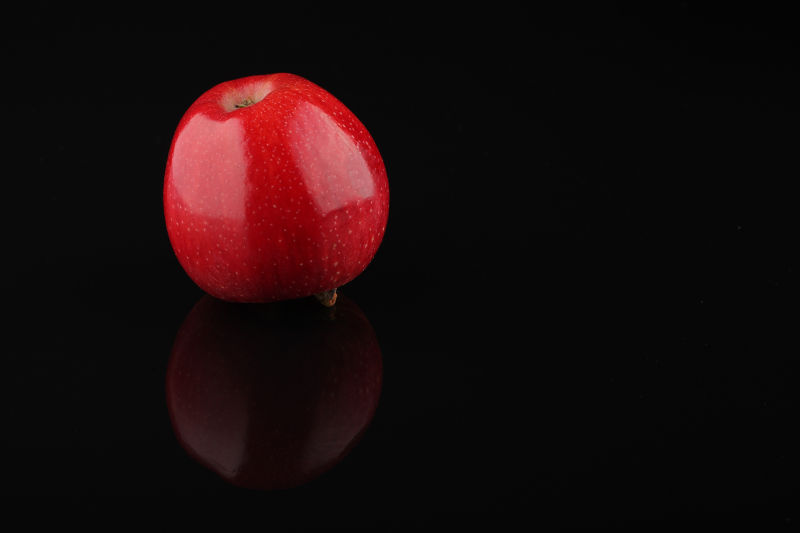 反光的红苹果