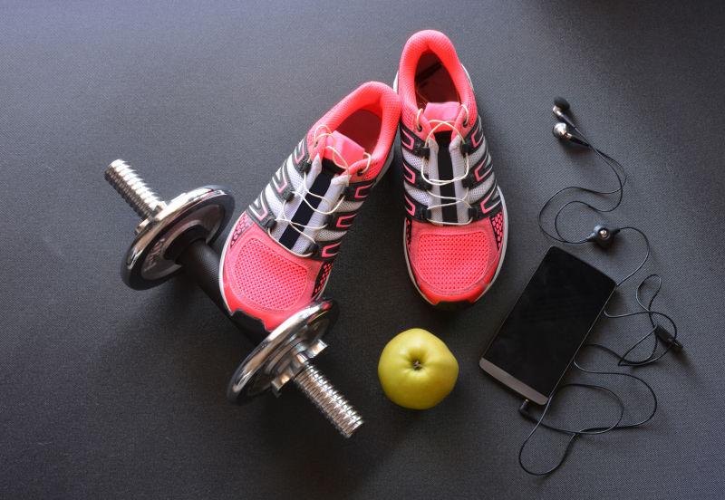 地板上的运动鞋和锻炼器材