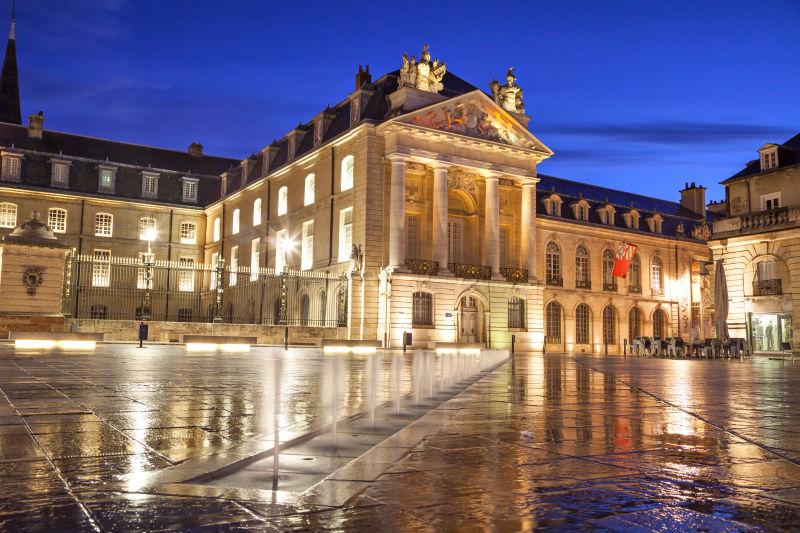 夜幕时分灯火辉煌的法国巴黎解放广场风景