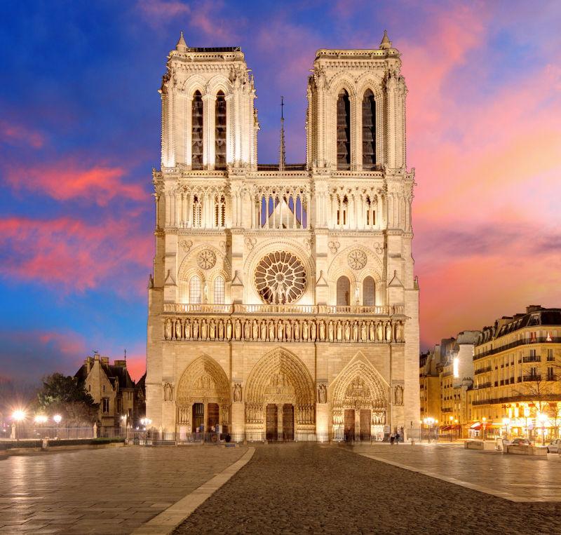 有着火红的晚霞的天空下的巴黎圣母院