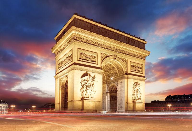 有晚霞的黄昏时分的法国巴黎凯旋门风景