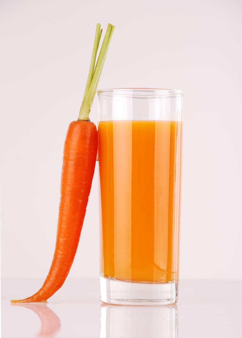 杯子里的胡萝卜汁和胡萝卜