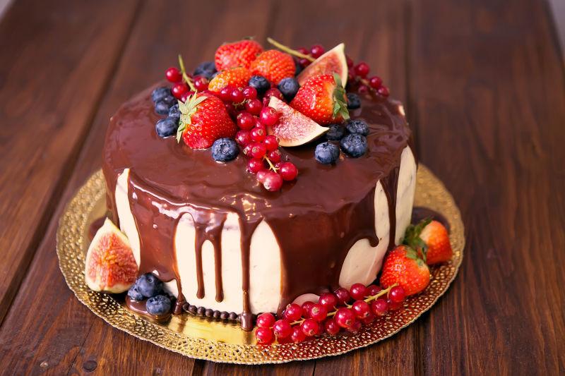 生日蛋糕与奶油和巧克力