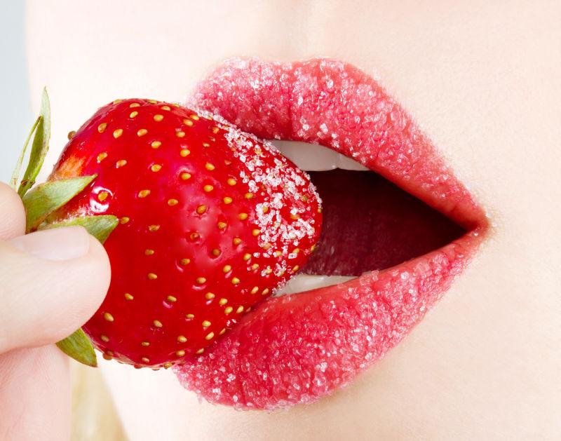性感嘴唇吃着草莓