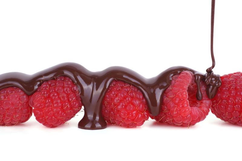 浇在树莓上的融化巧克力