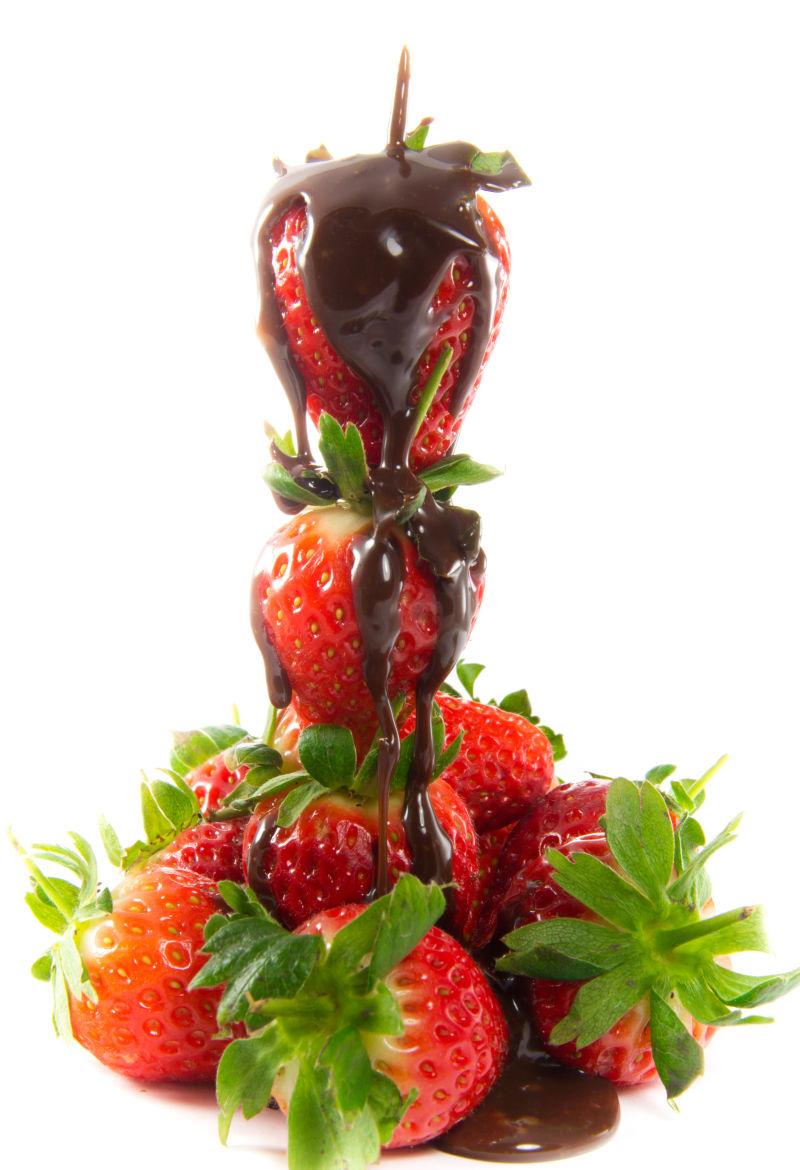 草莓塔上的巧克力酱