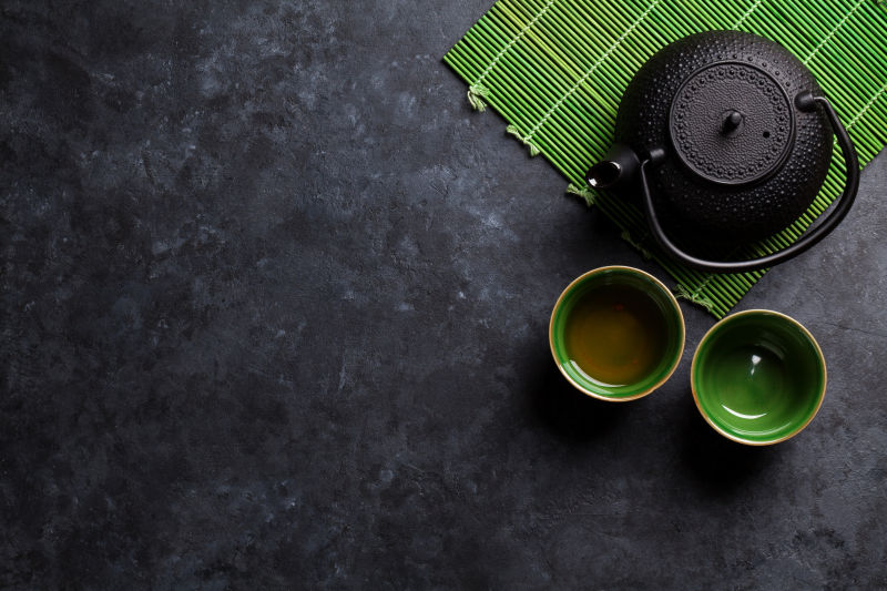 绿色的垫子黑色的茶壶