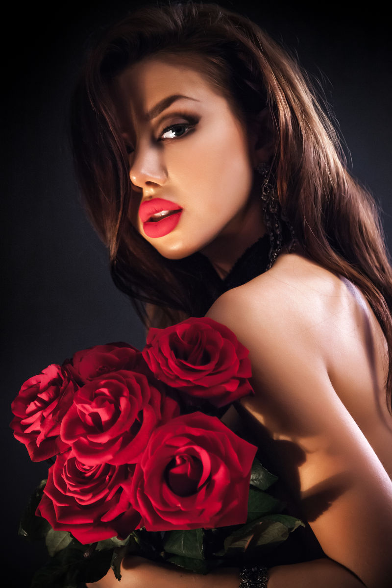 时尚美丽的红唇美女拿着玫瑰花