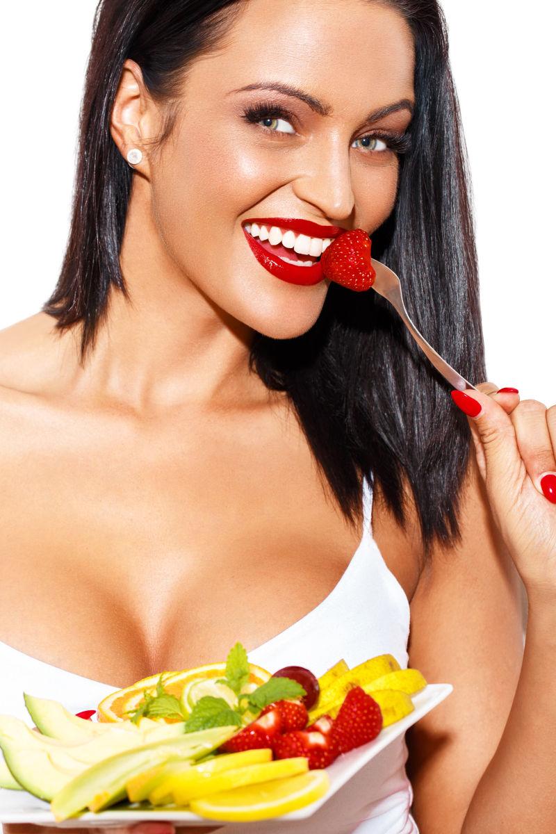 红嘴唇女人吃水果沙拉