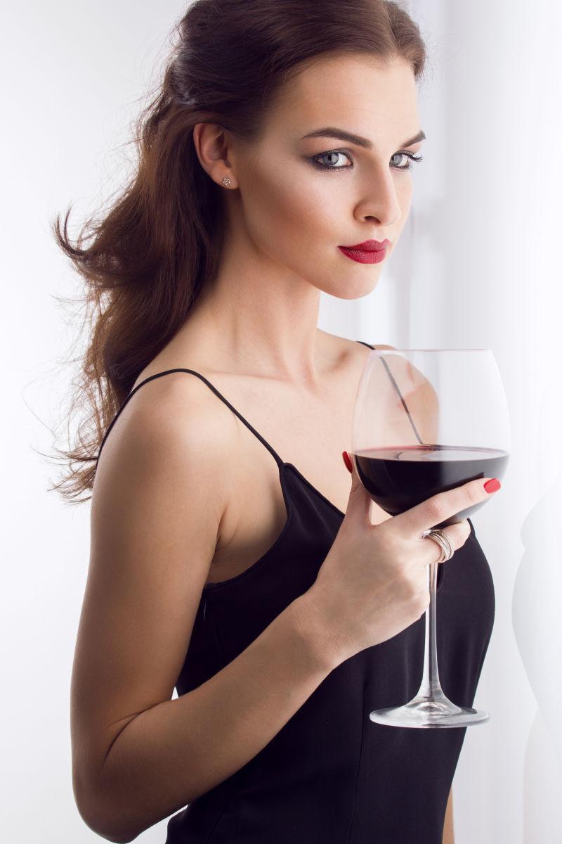 性感的美女喝着红酒