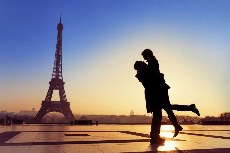 法国巴黎埃菲尔铁塔背景下的拥抱的情侣